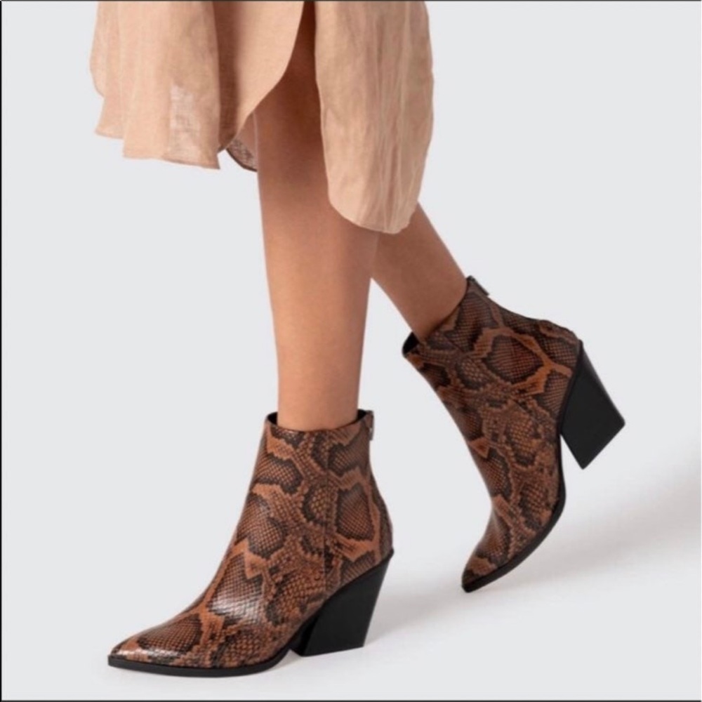NIB Dolce Vita Coltyn Caramel Snake Print Leather Back Zip Booties Ankle Boots 6